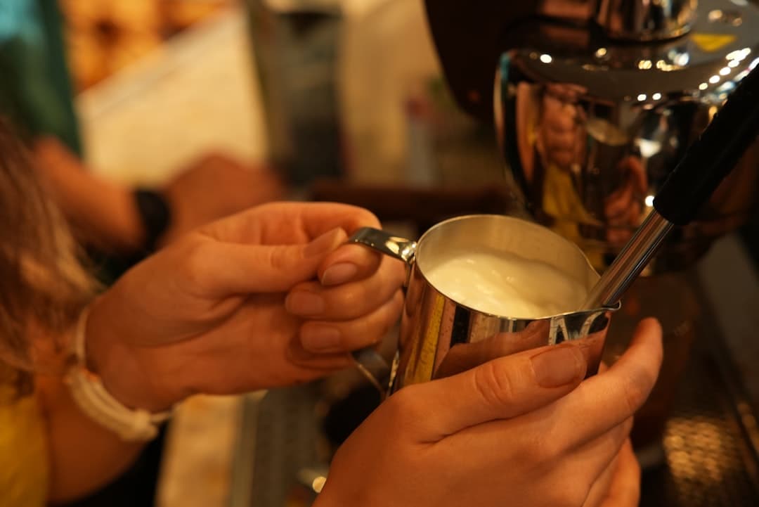 Elektrische melkopschuimer met romig melkschuim